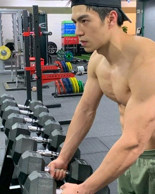 健身帅哥爆料视频,揭秘健身帅哥的塑形秘诀与日常训练